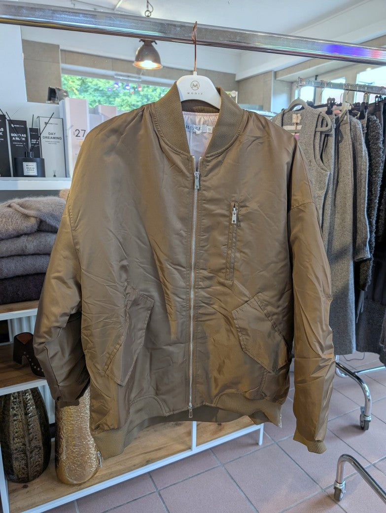 Die oversized Bomberjacke aus hochwertigem Nylon verbindet urbanen Stil mit angenehmem Tragekomfort - mega stylisch in dunklem Taupe mit dezentem Goldschimmer!