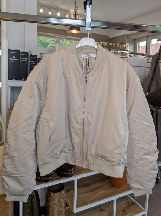Die Bomberjacke aus hochwertigem Nylon in Taupe Beige verbindet urbanen Stil mit angenehmem Tragekomfort - perfekt und stilvoll für die kalte Jahreszeit!