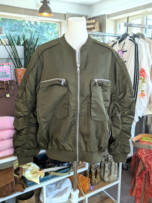 Die MOCHY Oversized Bomberjacke besticht durch lässige Silhouette und hochwertige Materialkomposition aus Viskose und Polyester in trendigem Khaki mit Braun.