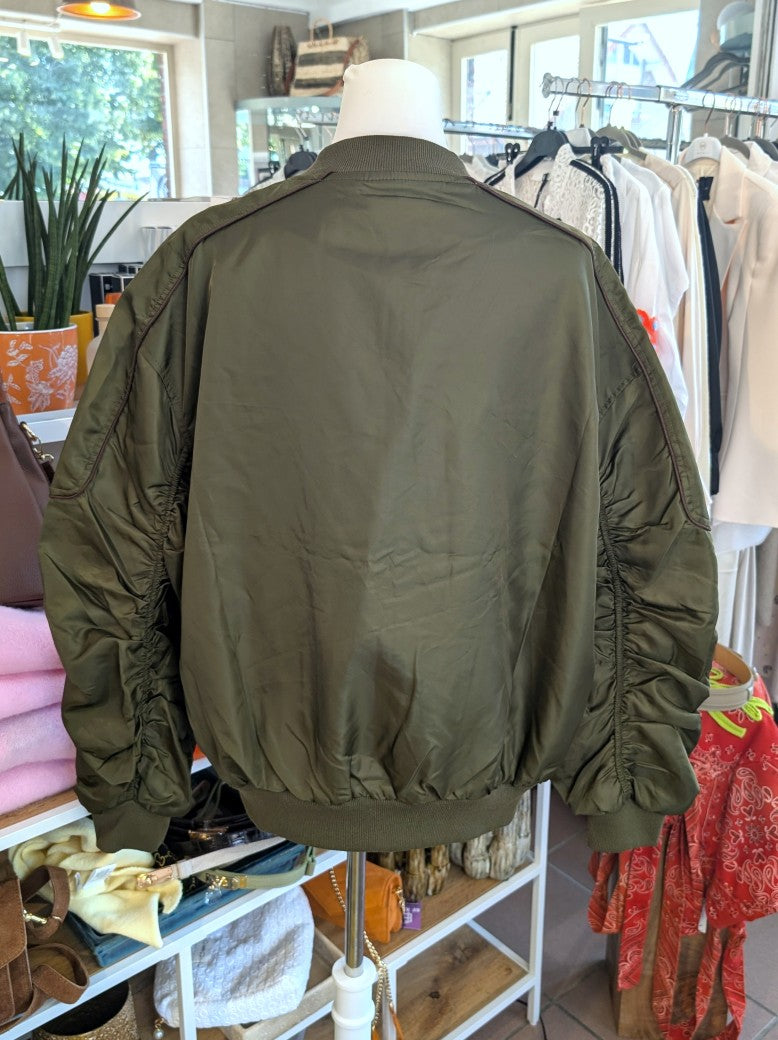 Die MOCHY Oversized Bomberjacke besticht durch lässige Silhouette und hochwertige Materialkomposition aus Viskose und Polyester in trendigem Khaki mit Braun.