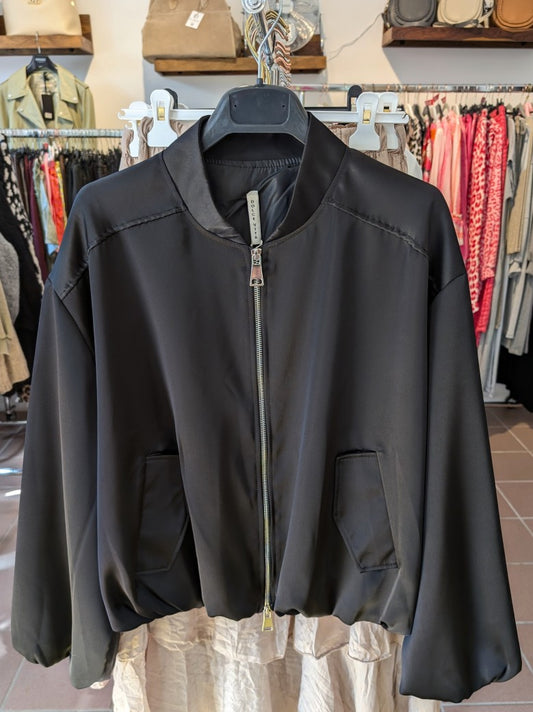 Die leichte Bomberjacke in elegantem Schwarz von DOLCE VITA verbindet stilvolles Design mit angenehmem Tragekomfort. Perfekt für wechselhaftes Wetter!