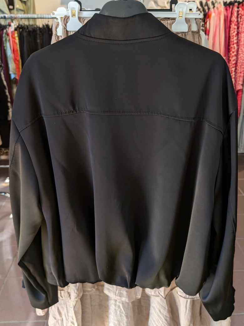 Die leichte Bomberjacke in elegantem Schwarz von DOLCE VITA verbindet stilvolles Design mit angenehmem Tragekomfort. Perfekt für wechselhaftes Wetter!