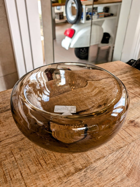 Die elegante doppelwandige Glasschüssel im Kristina Dam Style besticht durch warmes Coffee Braun und großzügige Maße - perfekt für stilvolles Servieren und Deko!