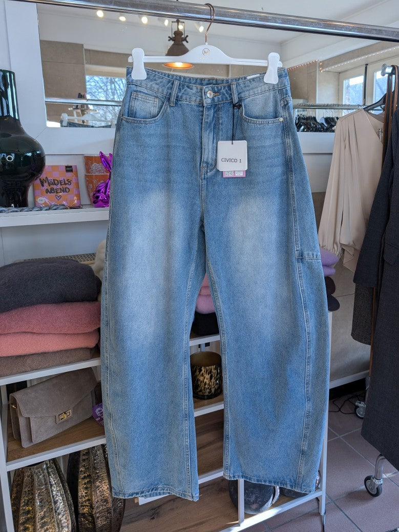 Diese blaue High Waist Wide Leg Jeanshose von CIVICO 1 ist ideal für einen lässigen, modernen Look und sorgt für eine schmeichelhafte Silhouette.