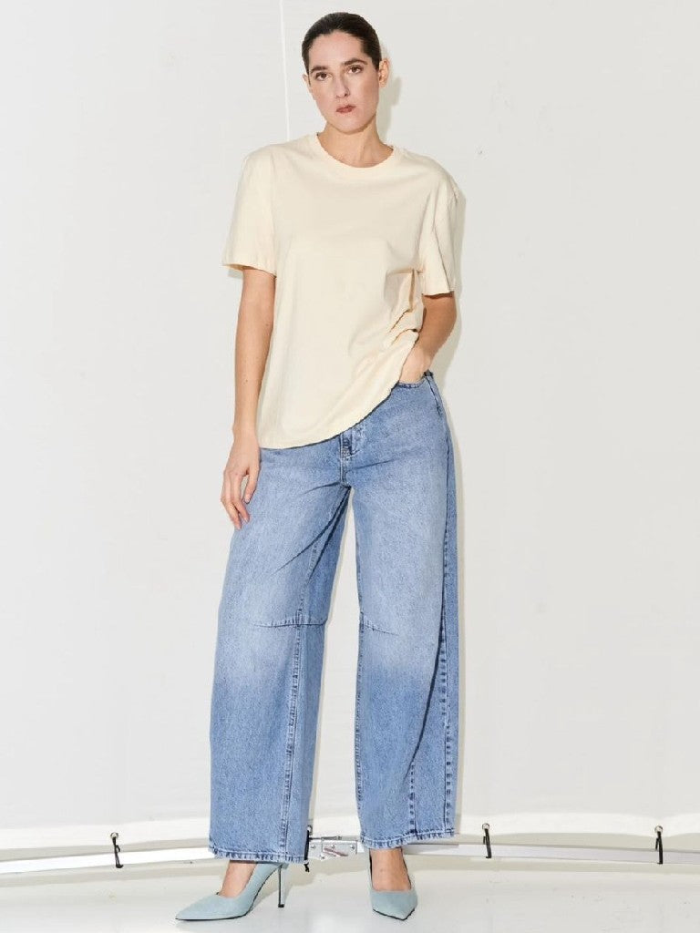 Diese blaue High Waist Jeanshose mit weitem Bein von CIVICO 1 ist ideal für einen lässigen, modernen Look und sorgt für eine schmeichelhafte Silhouette.