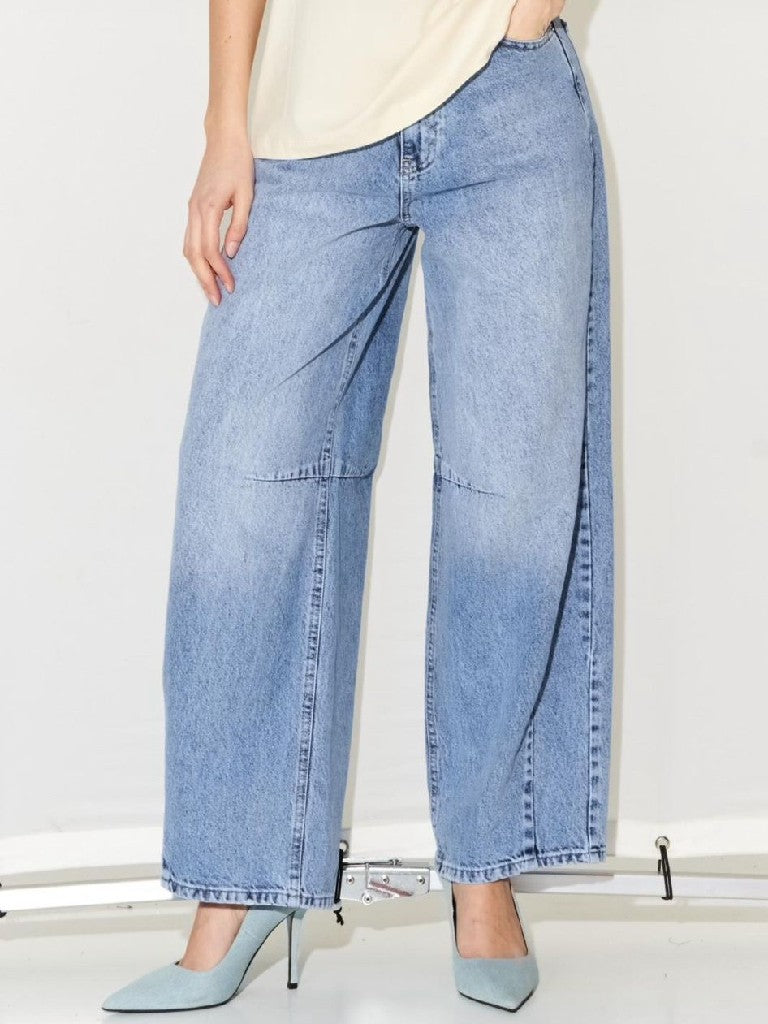 Diese blaue High Waist Jeanshose mit weitem Bein von CIVICO 1 ist ideal für einen lässigen, modernen Look und sorgt für eine schmeichelhafte Silhouette.