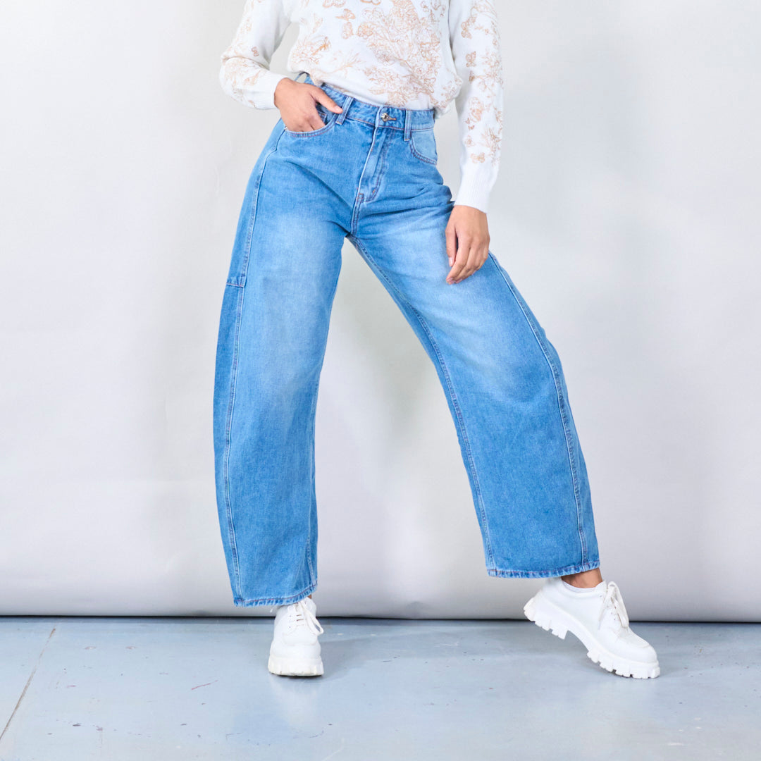 Diese blaue High Waist Jeanshose mit weitem Bein von CIVICO 1 ist ideal für einen lässigen, modernen Look und sorgt für eine schmeichelhafte Silhouette.