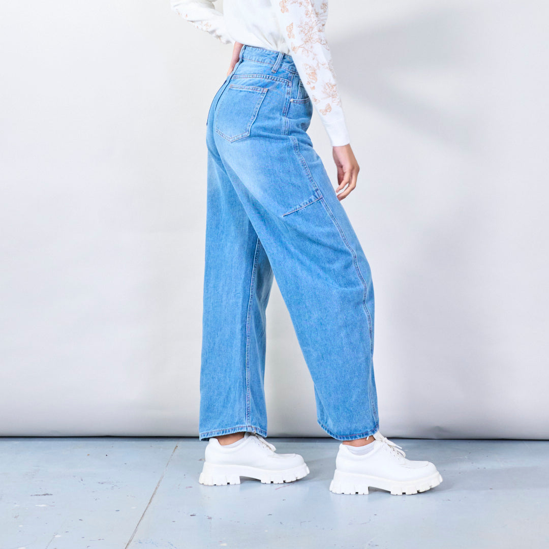 Diese blaue High Waist Jeanshose mit weitem Bein von CIVICO 1 ist ideal für einen lässigen, modernen Look und sorgt für eine schmeichelhafte Silhouette.