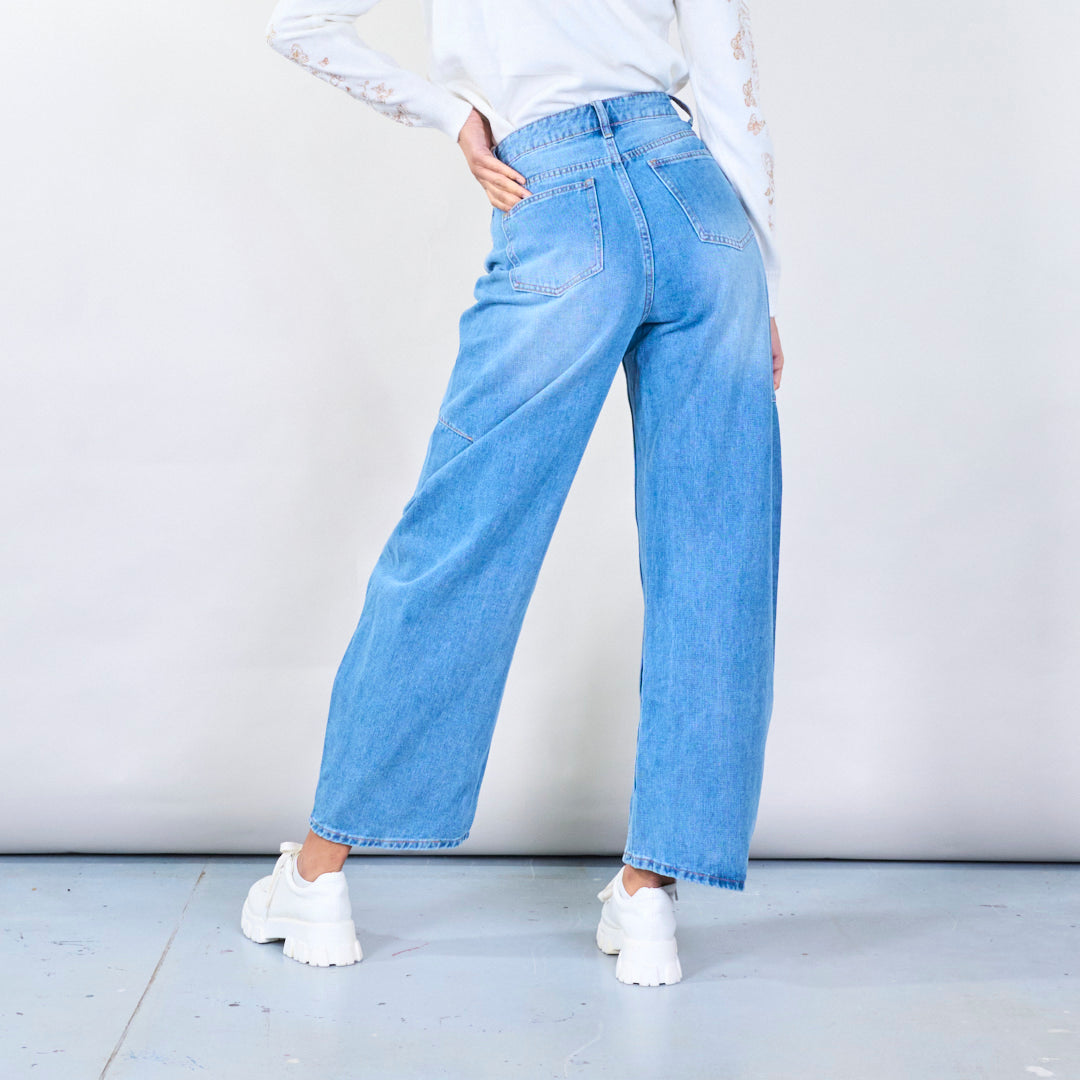 Diese blaue High Waist Jeanshose mit weitem Bein von CIVICO 1 ist ideal für einen lässigen, modernen Look und sorgt für eine schmeichelhafte Silhouette.