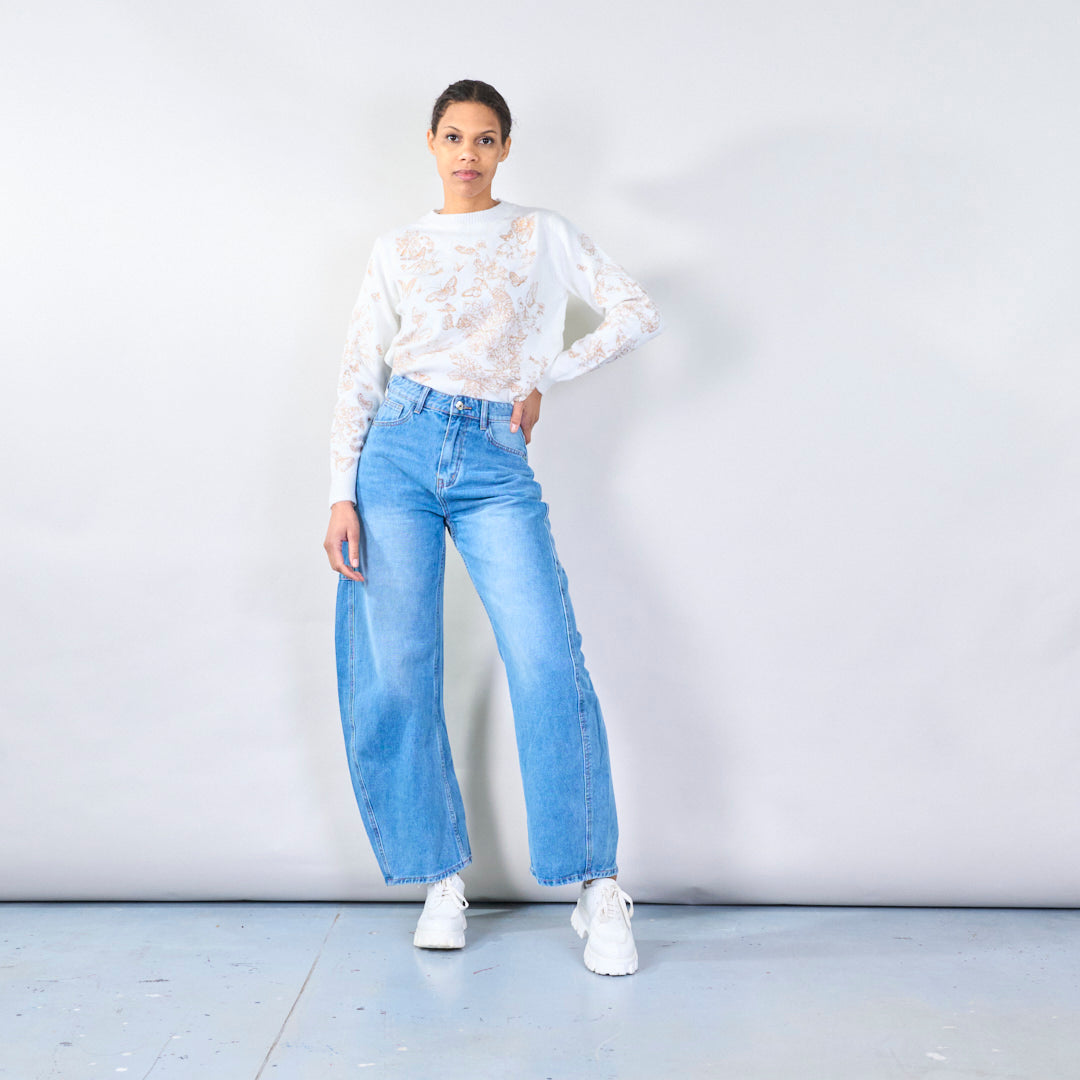 Diese blaue High Waist Jeanshose mit weitem Bein von CIVICO 1 ist ideal für einen lässigen, modernen Look und sorgt für eine schmeichelhafte Silhouette.