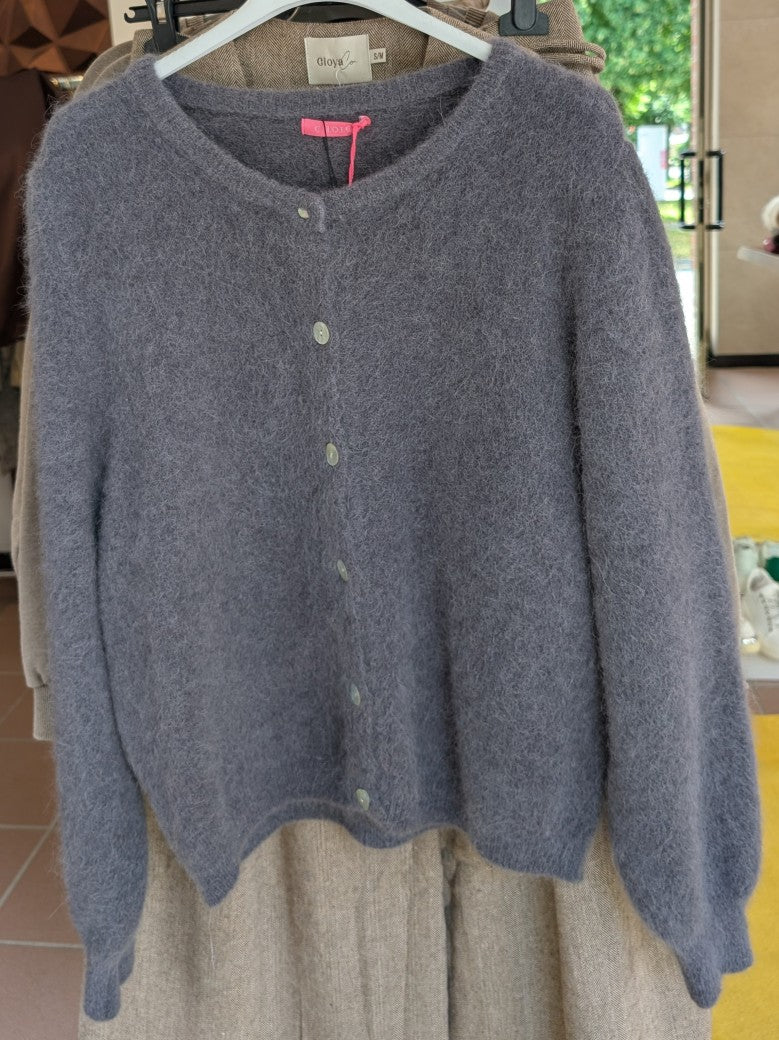 Fühle dich behaglich und stilvoll mit unserer Cardigan Strickjacke aus 52% Alpaka und 32% Nylon in elegantem Anthrazit Grau - perfekt für lässig bis elegant!