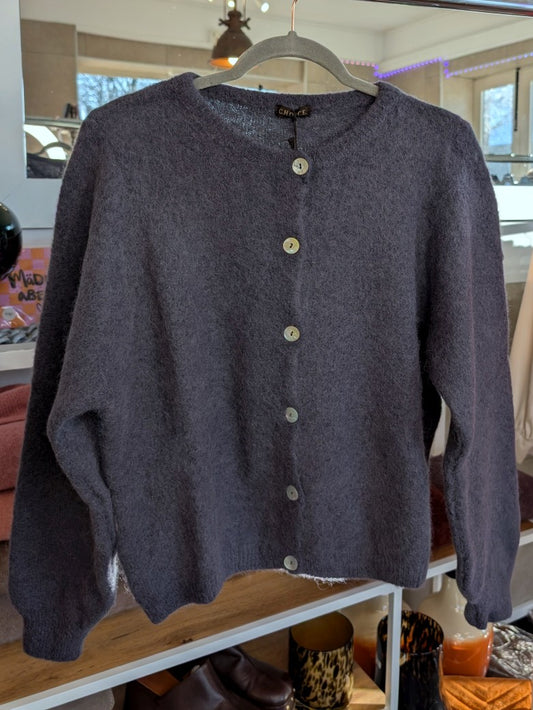 Fühle dich behaglich und stilvoll mit unserer Cardigan Strickjacke aus hochwertigem Alpaka und Wolle in elegantem Anthrazit Grau - für lässig bis elegant!