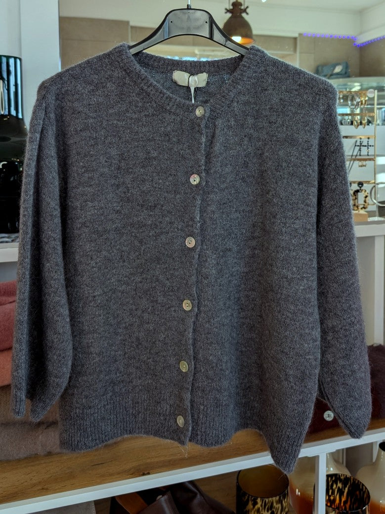 Weicher Flausch Cardigan aus superfeiner Alpaka-Wolle verbindet zeitlose Eleganz mit unvergleichlichem Tragekomfort - anschmiegsam wärmend ohne zu beschweren!