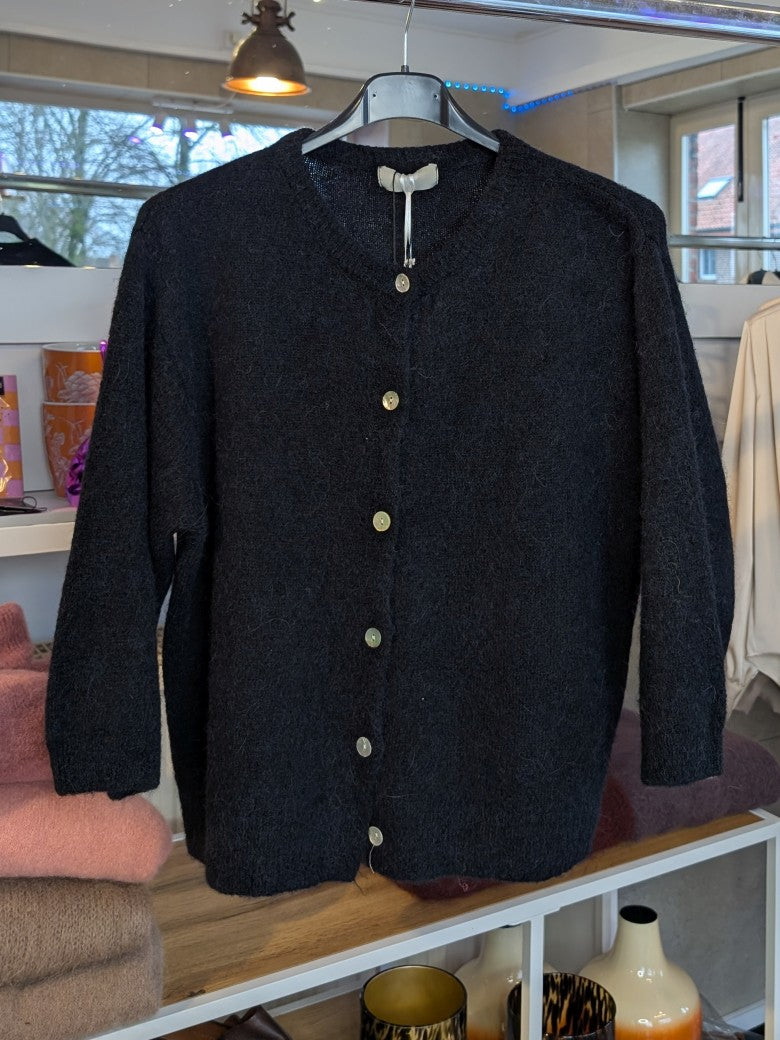 Weicher Flausch Cardigan aus superfeiner Alpaka-Wolle verbindet zeitlose Eleganz mit unvergleichlichem Tragekomfort - anschmiegsam wärmend ohne zu beschweren!