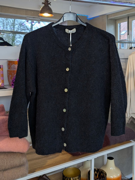 Weicher Flausch Cardigan aus superfeiner Alpaka-Wolle verbindet zeitlose Eleganz mit unvergleichlichem Tragekomfort - anschmiegsam wärmend ohne zu beschweren!