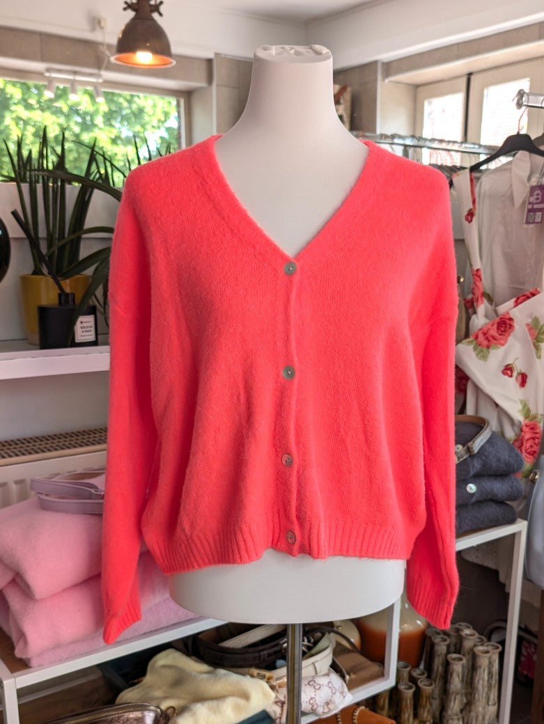 Superweicher Flausch Cardigan mit V-Ausschnitt aus Alpaka-Wolle verbindet zeitlose Eleganz mit unvergleichlichem Tragekomfort - anschmiegsam ohne zu beschweren!