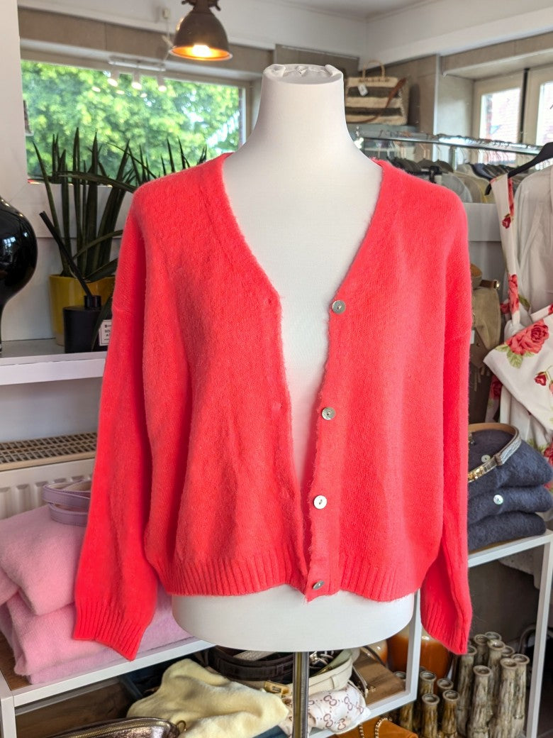 Superweicher Flausch Cardigan mit V-Ausschnitt aus Alpaka-Wolle verbindet zeitlose Eleganz mit unvergleichlichem Tragekomfort - anschmiegsam ohne zu beschweren!