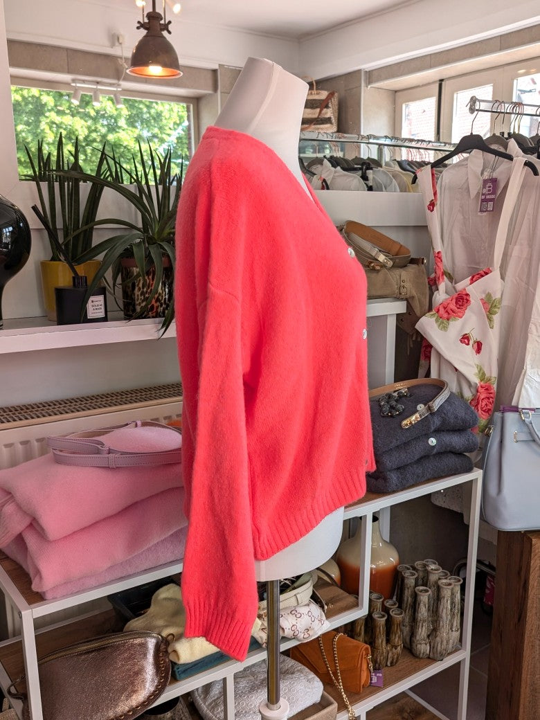 Superweicher Flausch Cardigan mit V-Ausschnitt aus Alpaka-Wolle verbindet zeitlose Eleganz mit unvergleichlichem Tragekomfort - anschmiegsam ohne zu beschweren!