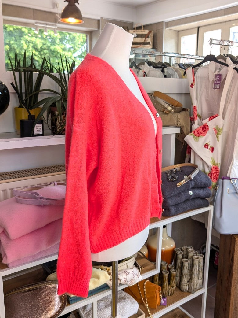 Superweicher Flausch Cardigan mit V-Ausschnitt aus Alpaka-Wolle verbindet zeitlose Eleganz mit unvergleichlichem Tragekomfort - anschmiegsam ohne zu beschweren!