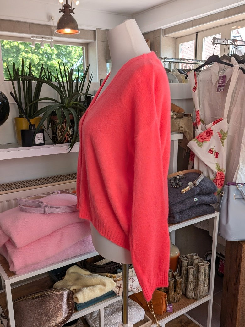 Superweicher Flausch Cardigan mit V-Ausschnitt aus Alpaka-Wolle verbindet zeitlose Eleganz mit unvergleichlichem Tragekomfort - anschmiegsam ohne zu beschweren!