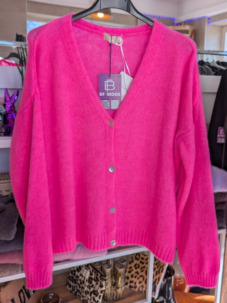 Superweicher Flausch Cardigan mit V-Ausschnitt aus Alpaka-Wolle verbindet zeitlose Eleganz mit unvergleichlichem Tragekomfort - anschmiegsam ohne zu beschweren!