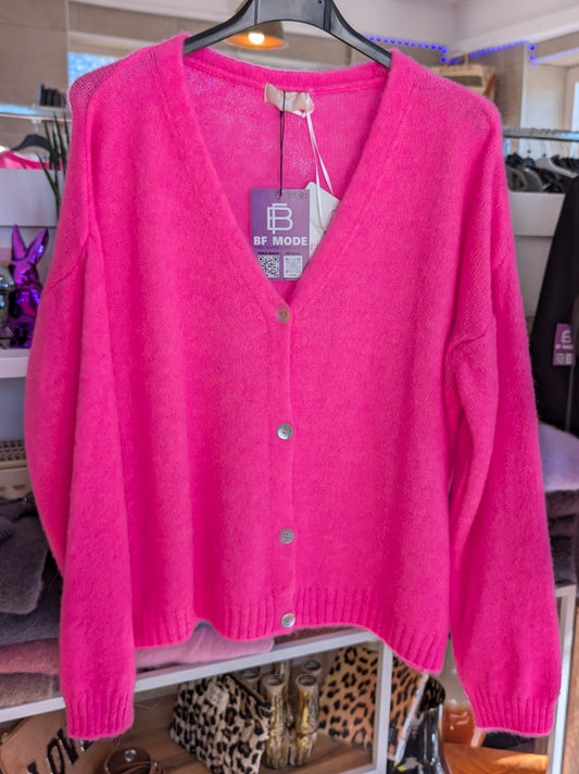 Superweicher Flausch Cardigan mit V-Ausschnitt aus Alpaka-Wolle verbindet zeitlose Eleganz mit unvergleichlichem Tragekomfort - anschmiegsam ohne zu beschweren!