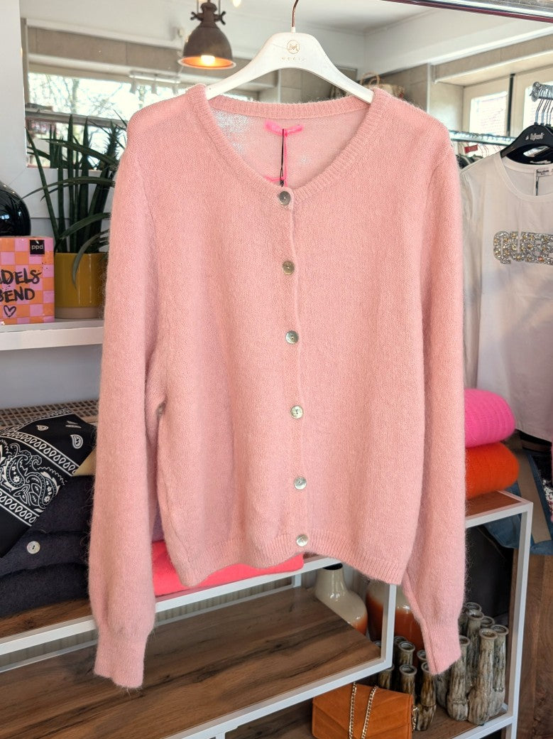 Fühle dich behaglich und stilvoll mit unserer Cardigan Strickjacke aus hochwertigem Alpaka und Wolle in zartem Rosa - für lässig bis elegant!