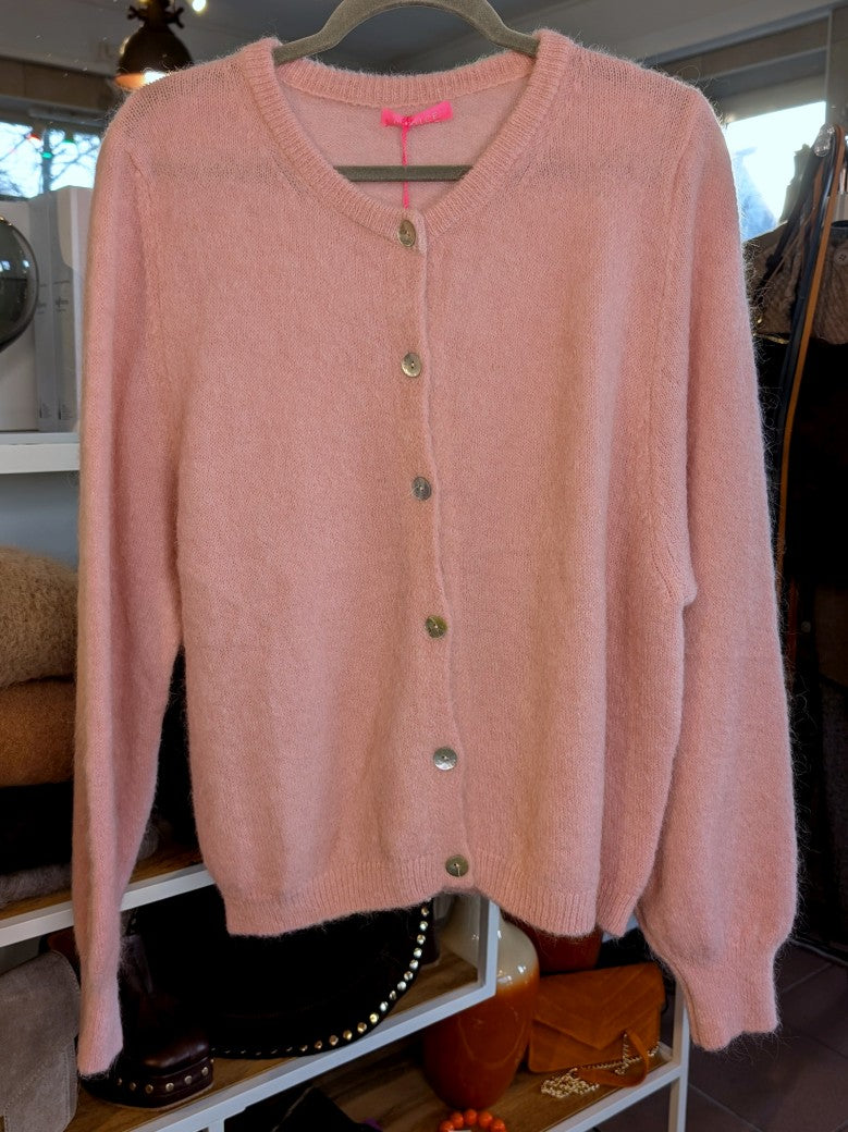 Fühle dich behaglich und stilvoll mit unserer Cardigan Strickjacke aus hochwertigem Alpaka und Wolle in zartem Rosa - für lässig bis elegant!