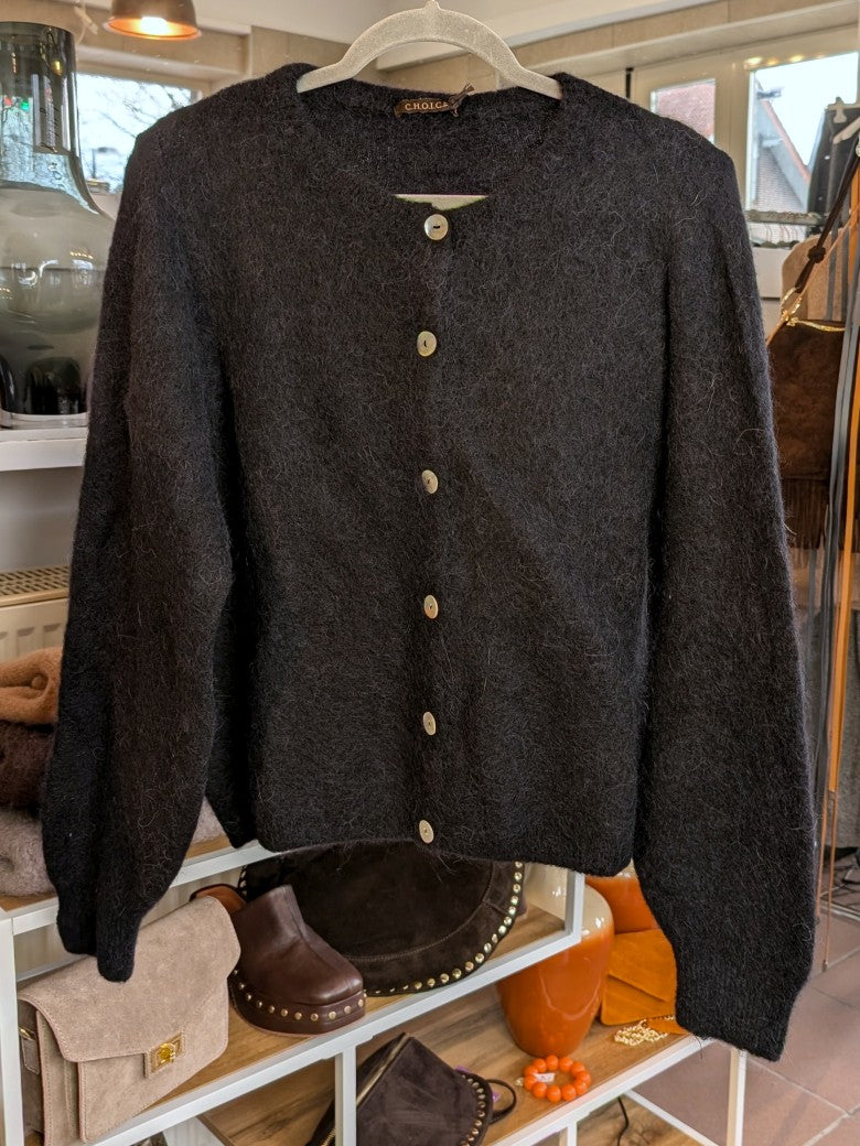 Fühle dich behaglich und stilvoll mit unserer Cardigan Strickjacke aus hochwertigem Alpaka und Wolle in elegantem Schwarz - für lässig bis elegant!