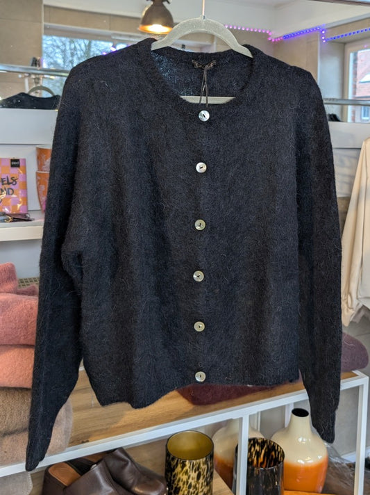 Fühle dich behaglich und stilvoll mit unserer Cardigan Strickjacke aus hochwertigem Alpaka und Wolle in elegantem Schwarz - für lässig bis elegant!