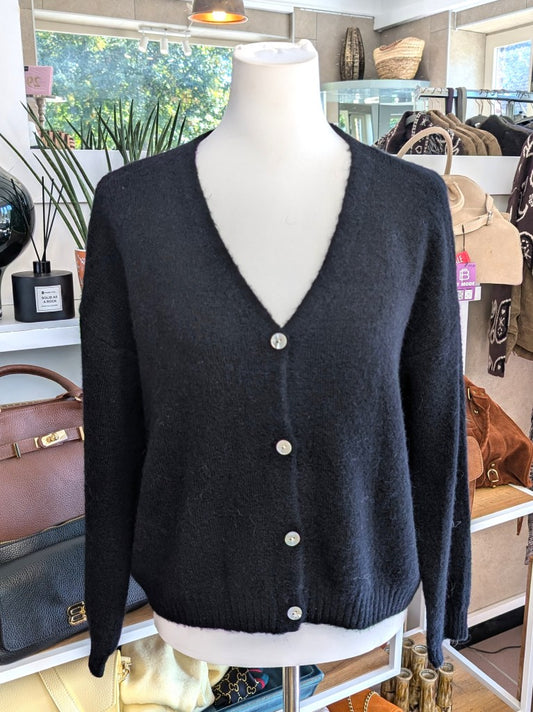 Superweicher Flausch Cardigan mit V-Ausschnitt aus Alpaka-Wolle verbindet zeitlose Eleganz mit unvergleichlichem Tragekomfort - anschmiegsam ohne zu beschweren!