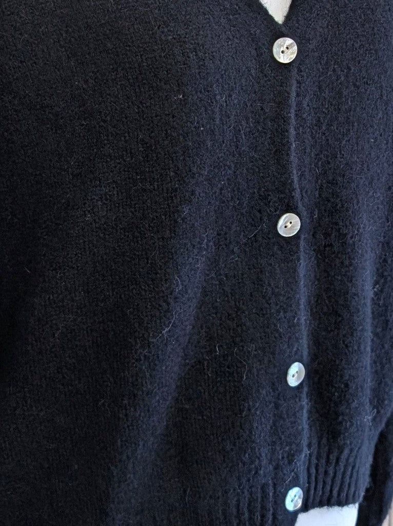 Superweicher Flausch Cardigan mit V-Ausschnitt aus Alpaka-Wolle verbindet zeitlose Eleganz mit unvergleichlichem Tragekomfort - anschmiegsam ohne zu beschweren!