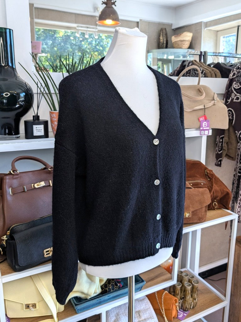 Superweicher Flausch Cardigan mit V-Ausschnitt aus Alpaka-Wolle verbindet zeitlose Eleganz mit unvergleichlichem Tragekomfort - anschmiegsam ohne zu beschweren!