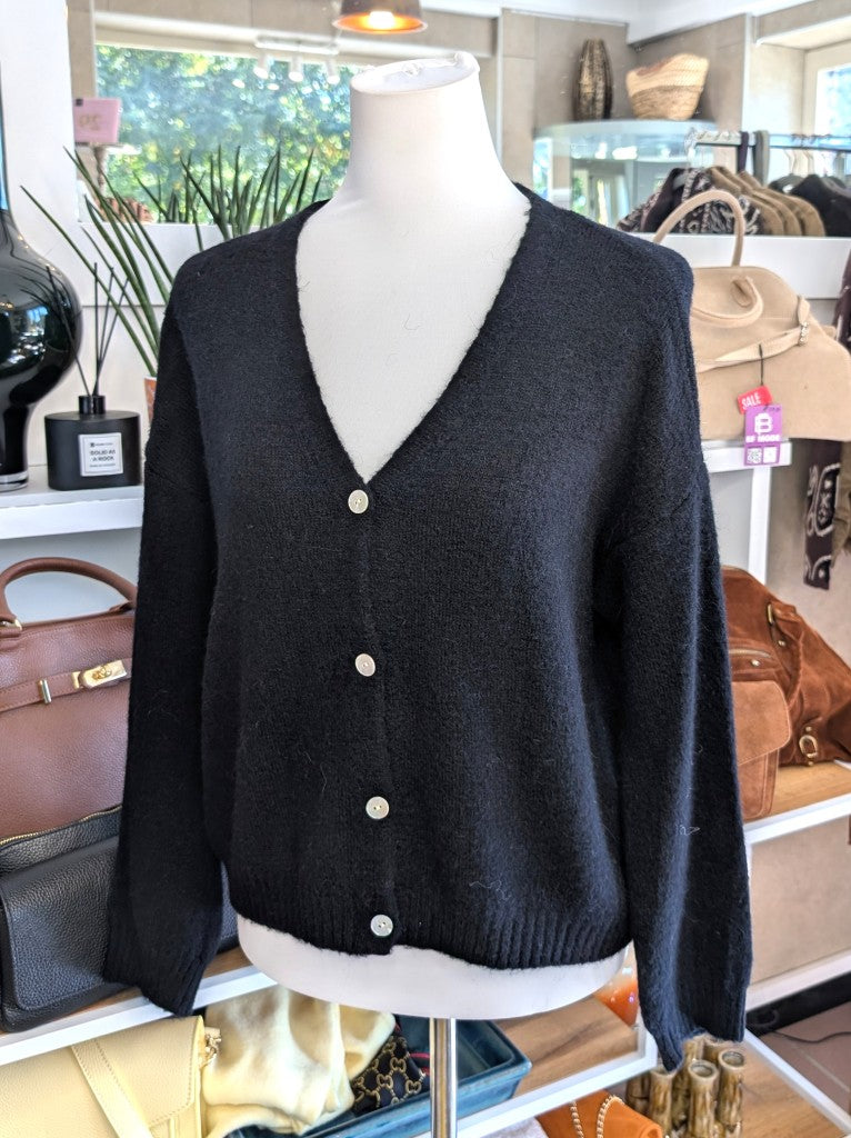 Superweicher Flausch Cardigan mit V-Ausschnitt aus Alpaka-Wolle verbindet zeitlose Eleganz mit unvergleichlichem Tragekomfort - anschmiegsam ohne zu beschweren!