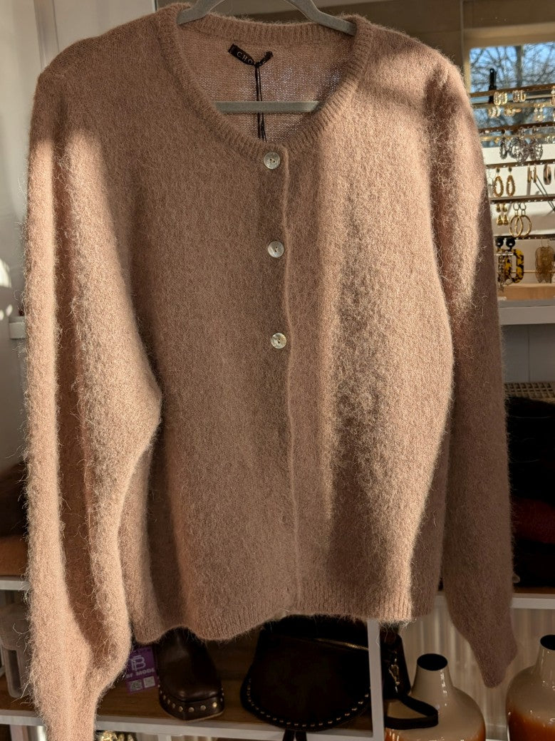Fühle dich behaglich und stilvoll mit unserer Cardigan Strickjacke aus hochwertigem Alpaka und Wolle in elegantem Taupe Beige - für lässig bis elegant!