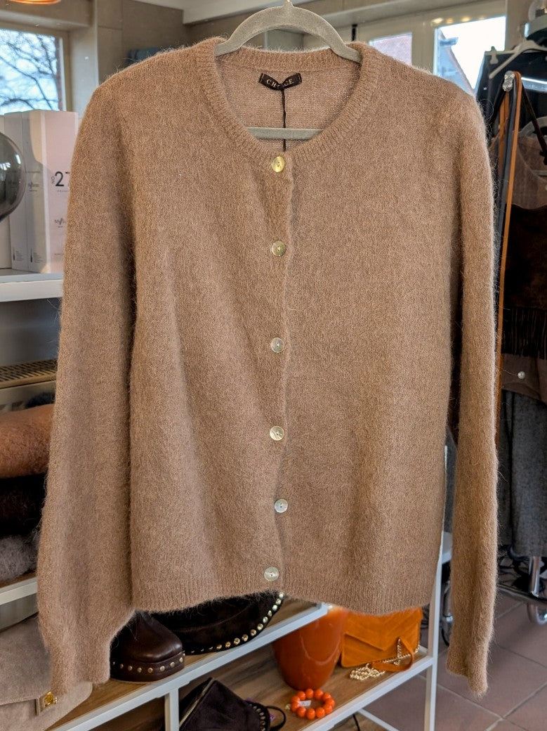 Fühle dich behaglich und stilvoll mit unserer Cardigan Strickjacke aus hochwertigem Alpaka und Wolle in elegantem Taupe Beige - für lässig bis elegant!