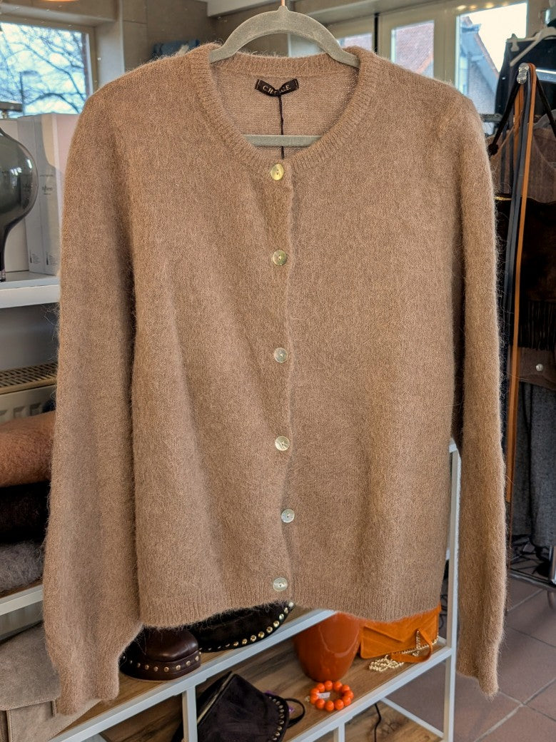 Fühle dich behaglich und stilvoll mit unserer Cardigan Strickjacke aus hochwertigem Alpaka und Wolle in elegantem Taupe Beige - für lässig bis elegant!