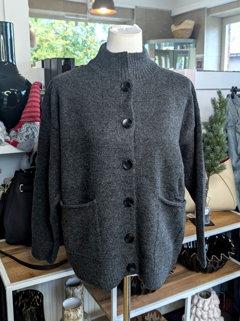 Die gemütliche Strickjacke mit Taschen von CHOICE aus hochwertiger Viskose Mischung in elegantem Anthrazit Grau verbindet stilvolles Design und Tragekomfort!