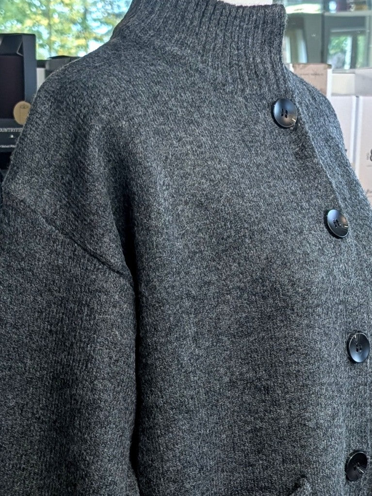 Die gemütliche Strickjacke mit Taschen von CHOICE aus hochwertiger Viskose Mischung in elegantem Anthrazit Grau verbindet stilvolles Design und Tragekomfort!