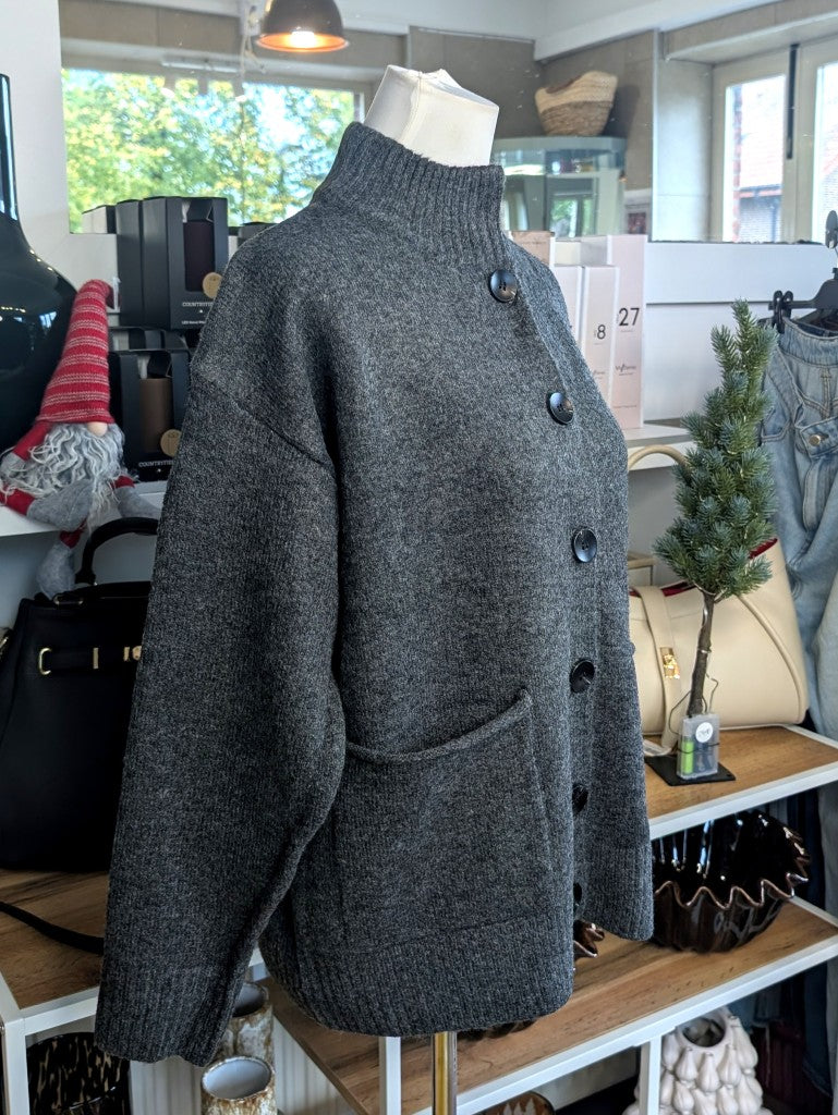 Die gemütliche Strickjacke mit Taschen von CHOICE aus hochwertiger Viskose Mischung in elegantem Anthrazit Grau verbindet stilvolles Design und Tragekomfort!