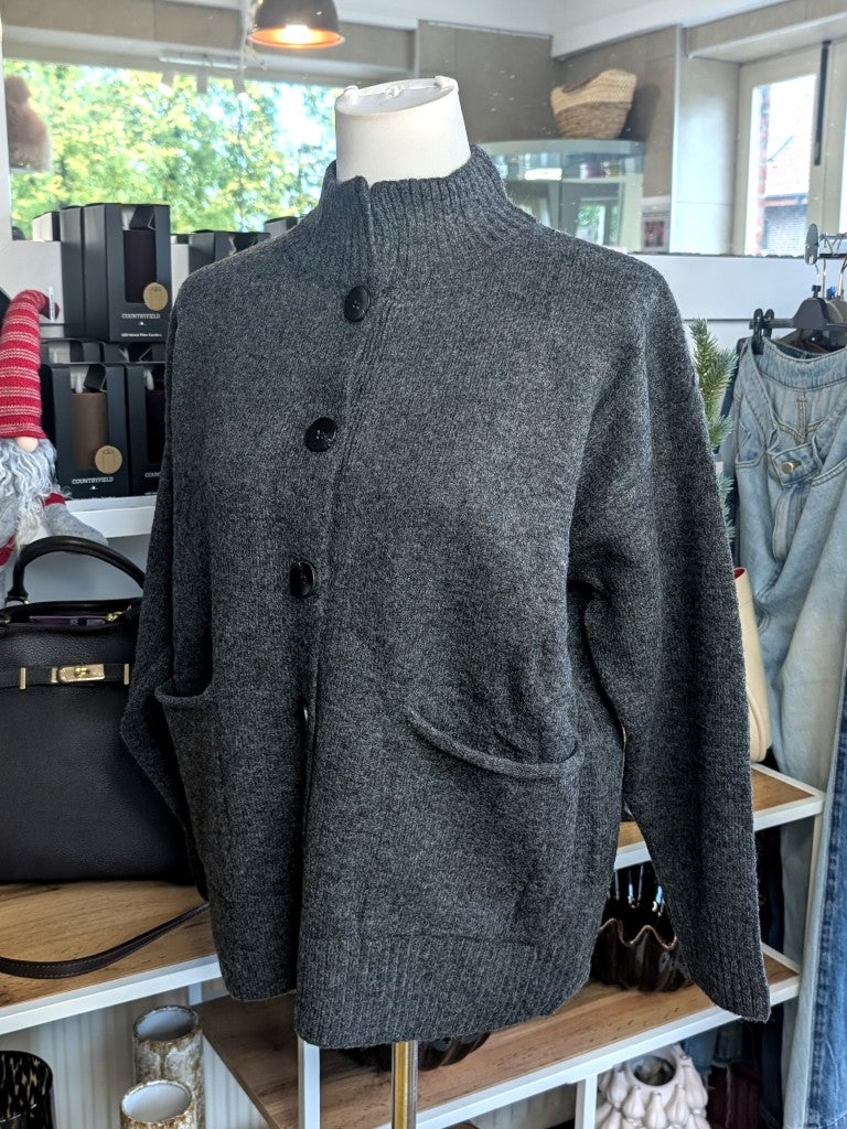 Die gemütliche Strickjacke mit Taschen von CHOICE aus hochwertiger Viskose Mischung in elegantem Anthrazit Grau verbindet stilvolles Design und Tragekomfort!