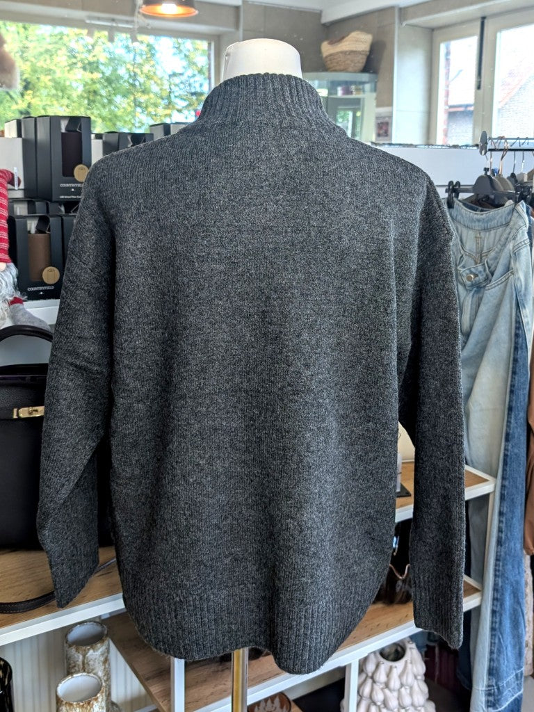 Die gemütliche Strickjacke mit Taschen von CHOICE aus hochwertiger Viskose Mischung in elegantem Anthrazit Grau verbindet stilvolles Design und Tragekomfort!