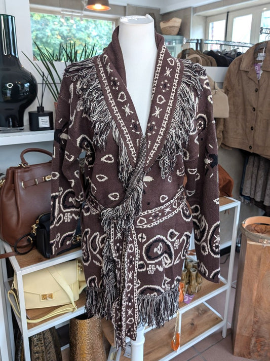 Elegante lange Strickjacke Fransen Kapuze Paisley-Muster in Schoko Braun Beige Schwarz im Kujten Boho Stil aus hochwertiger Viskosemischung und Bindegürtel.