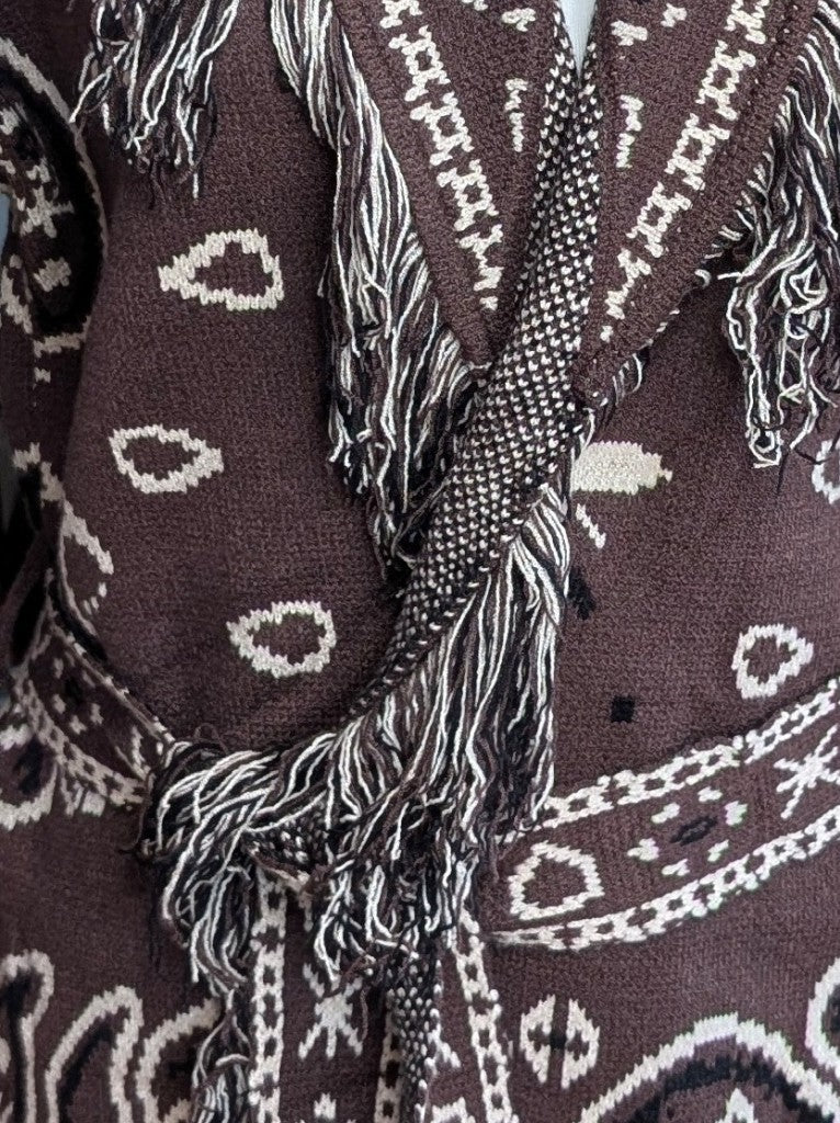 Elegante lange Strickjacke Fransen Kapuze Paisley-Muster in Schoko Braun Beige Schwarz im Kujten Boho Stil aus hochwertiger Viskosemischung und Bindegürtel.