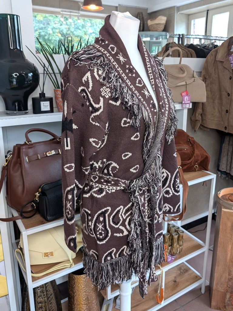 Elegante lange Strickjacke Fransen Kapuze Paisley-Muster in Schoko Braun Beige Schwarz im Kujten Boho Stil aus hochwertiger Viskosemischung und Bindegürtel.