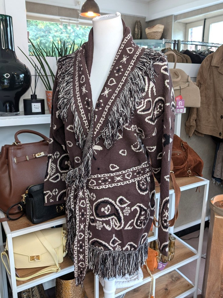 Elegante lange Strickjacke Fransen Kapuze Paisley-Muster in Schoko Braun Beige Schwarz im Kujten Boho Stil aus hochwertiger Viskosemischung und Bindegürtel.