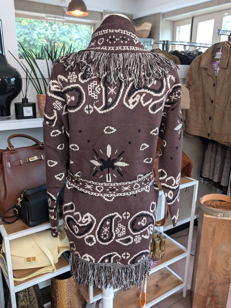Elegante lange Strickjacke Fransen Kapuze Paisley-Muster in Schoko Braun Beige Schwarz im Kujten Boho Stil aus hochwertiger Viskosemischung und Bindegürtel.