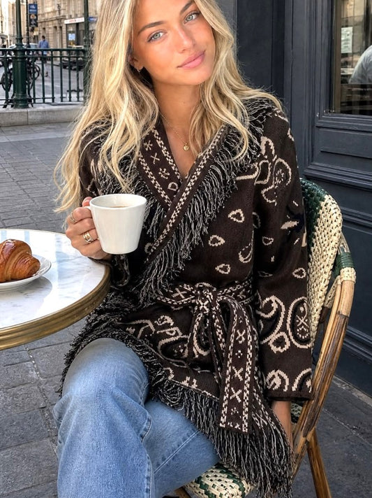 Elegante lange Strickjacke Fransen Kapuze Paisley-Muster in Schoko Braun Beige Schwarz im Kujten Boho Stil aus hochwertiger Viskosemischung und Bindegürtel.