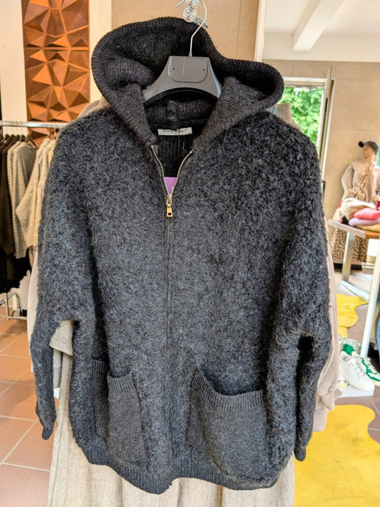 Die schwarze Bomberjacke mit Kapuze kombiniert den lässigen Stil einer Strick-Cardigan mit praktischem Reißverschluss. Perfekt für kühle Tage - von BEAUTY WOMEN