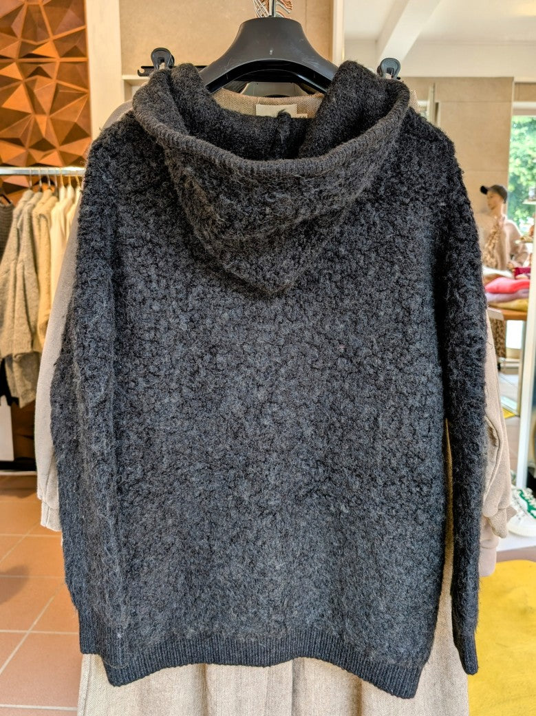 Die schwarze Bomberjacke mit Kapuze kombiniert den lässigen Stil einer Strick-Cardigan mit praktischem Reißverschluss. Perfekt für kühle Tage - von BEAUTY WOMEN